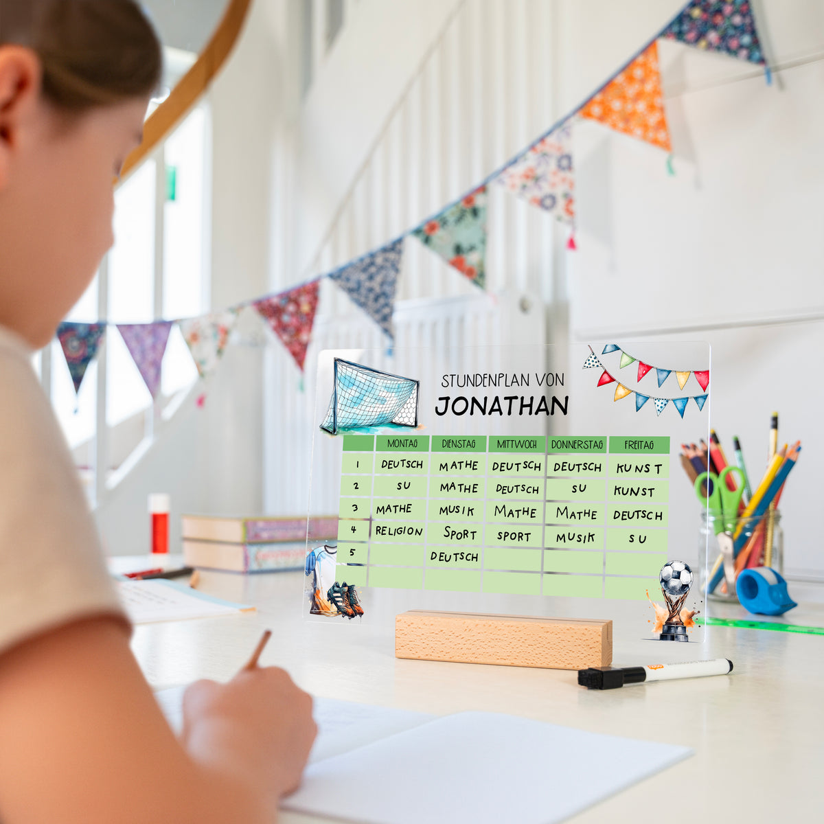 Stundenplan aus Acryl – personalisiert mit Namen (Fussball 1) stehend auf einem Schreibtisch