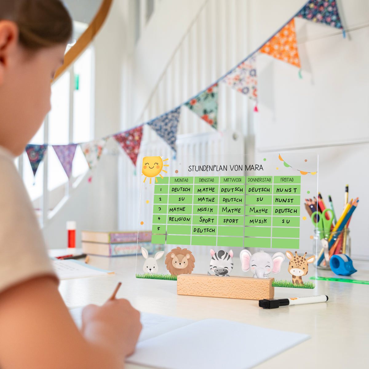 Stundenplan aus Acryl – personalisiert mit Namen (Tiere 1) stehend auf einem Schreibtisch