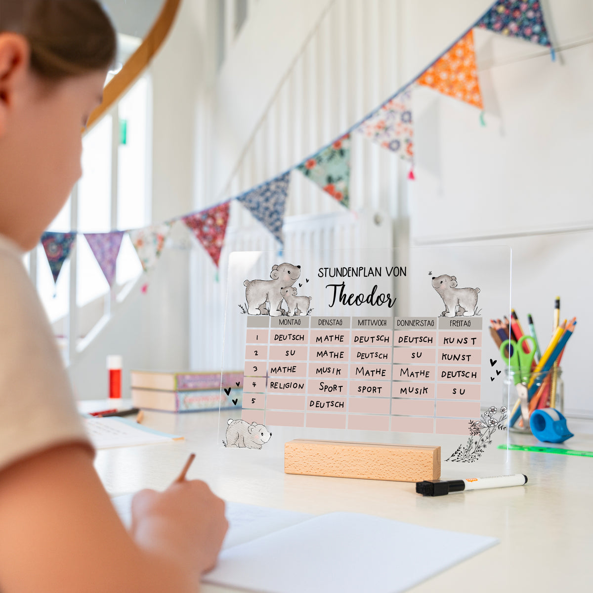 Stundenplan aus Acryl – personalisiert mit Namen (Bär 1) stehend auf einem Schreibtisch
