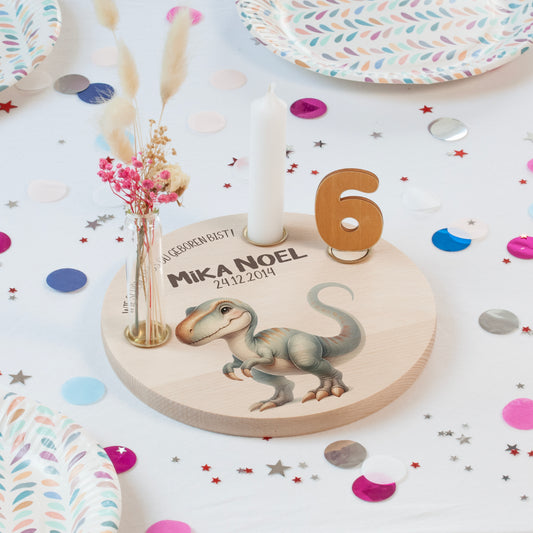 personalisierter Kerzenteller mit Kerze, Vase und Zahlen (Dino 3)