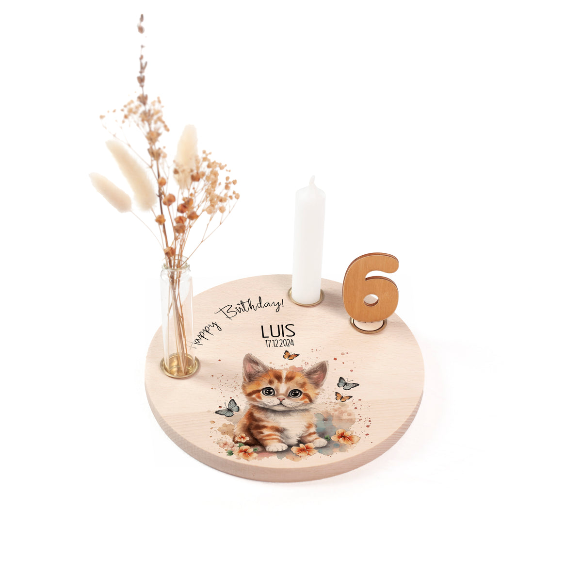 personalisierter Kerzenteller mit Kerze, Vase und Zahlen (Katze), Frontalansicht vor weißem Hintergrund