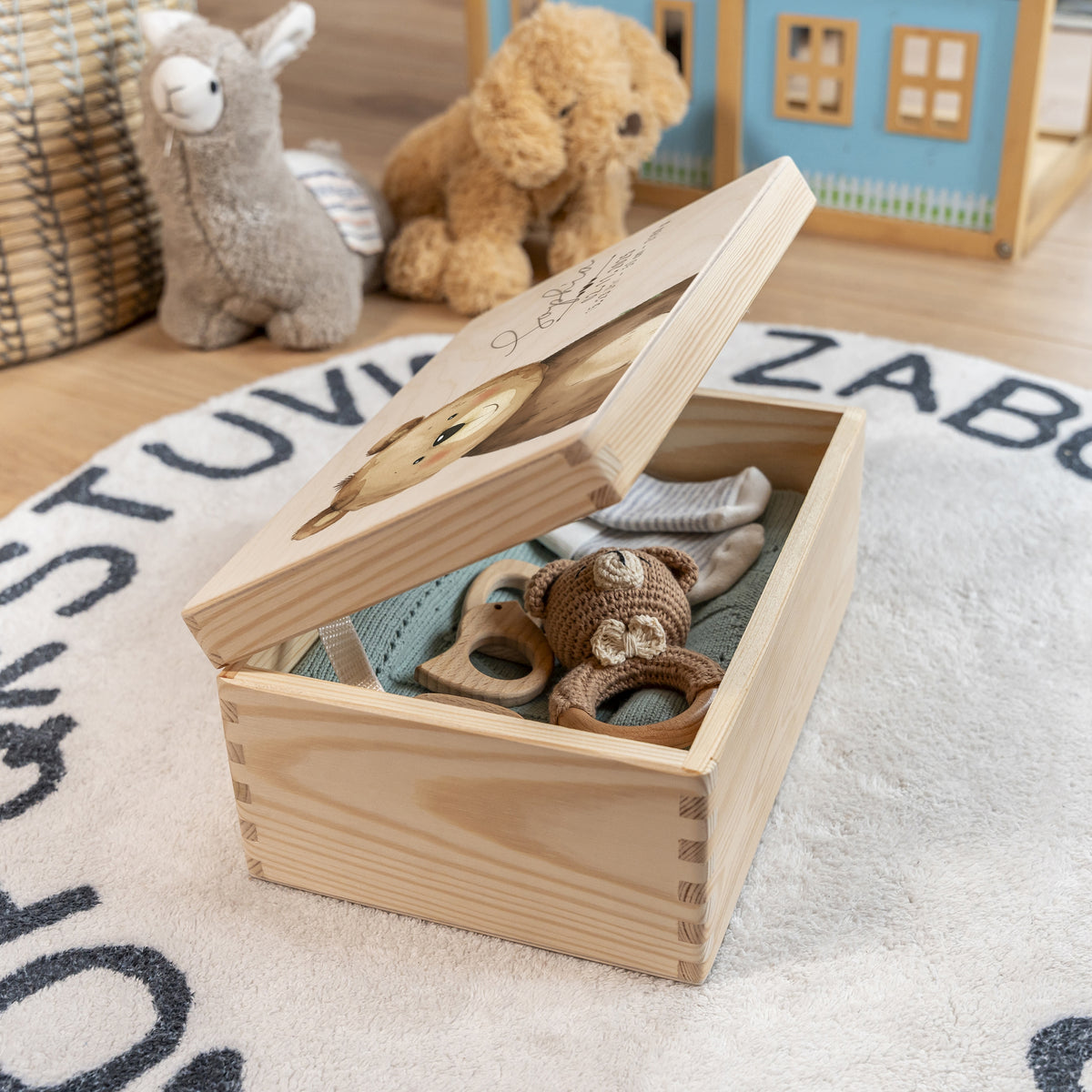 Personalisierte Erinnerungsbox Baby aus Holz mit Bärenmotiv im Kinderzimmer