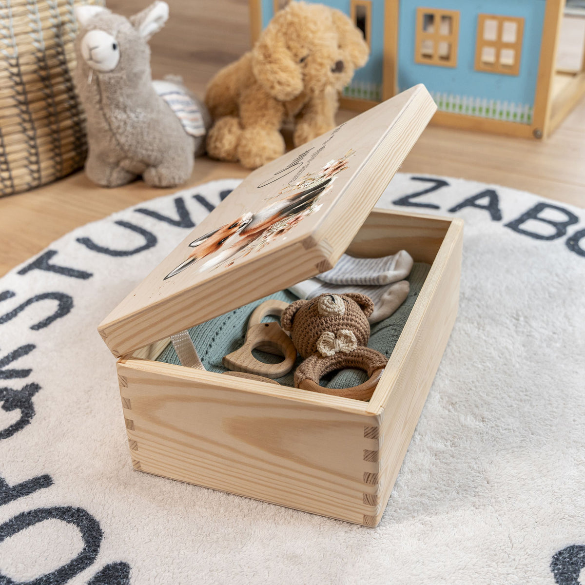 Personalisierte Erinnerungsbox Baby aus Holz mit Fuchsmotiv im Kinderzimmer