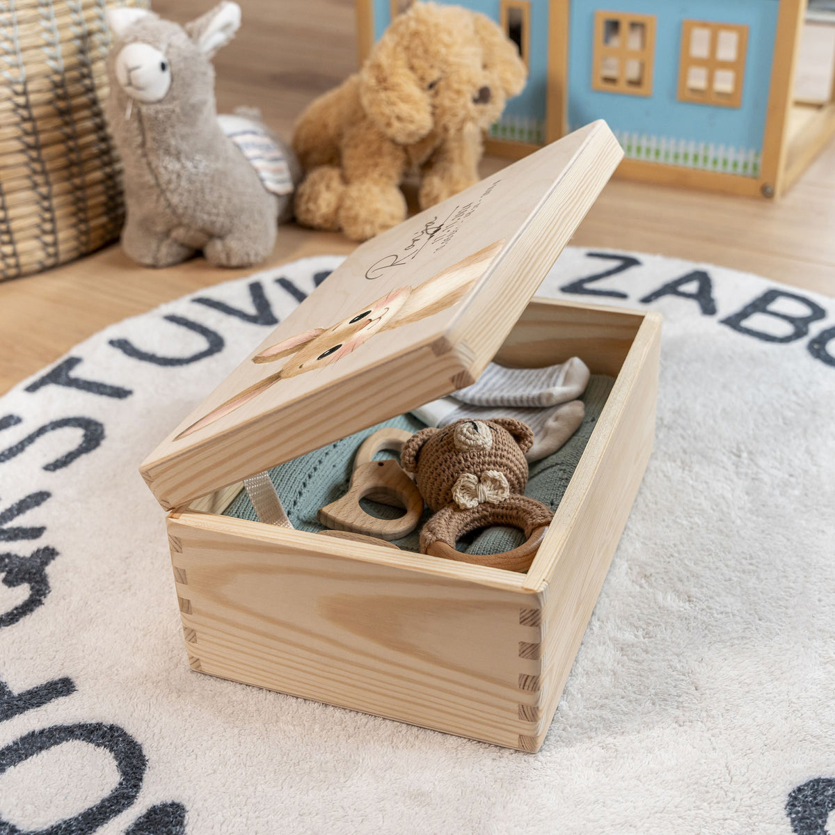 Personalisierte Erinnerungsbox Baby aus Holz mit Hasenmotiv im Kinderzimmer
