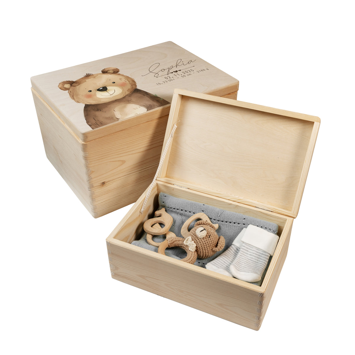 Zwei personalisierte Erinnerungsboxen aus Holz geöffnet mit Waldtiermotiv Bär