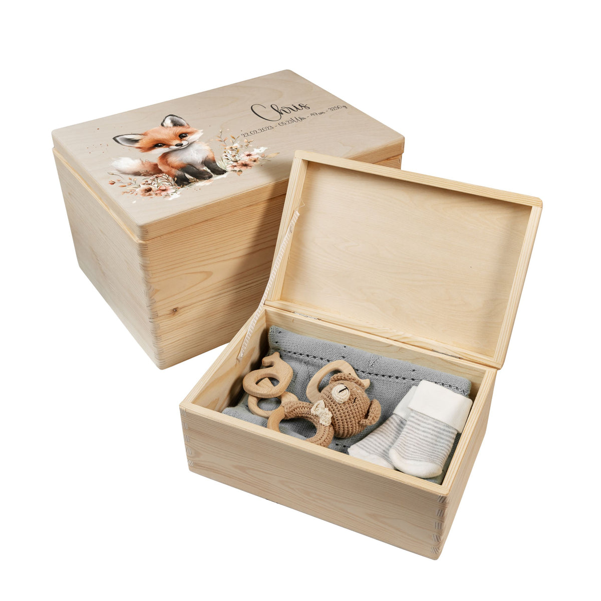 Zwei personalisierte Erinnerungsboxen aus Holz geöffnet mit Waldtiermotiv Fuchs