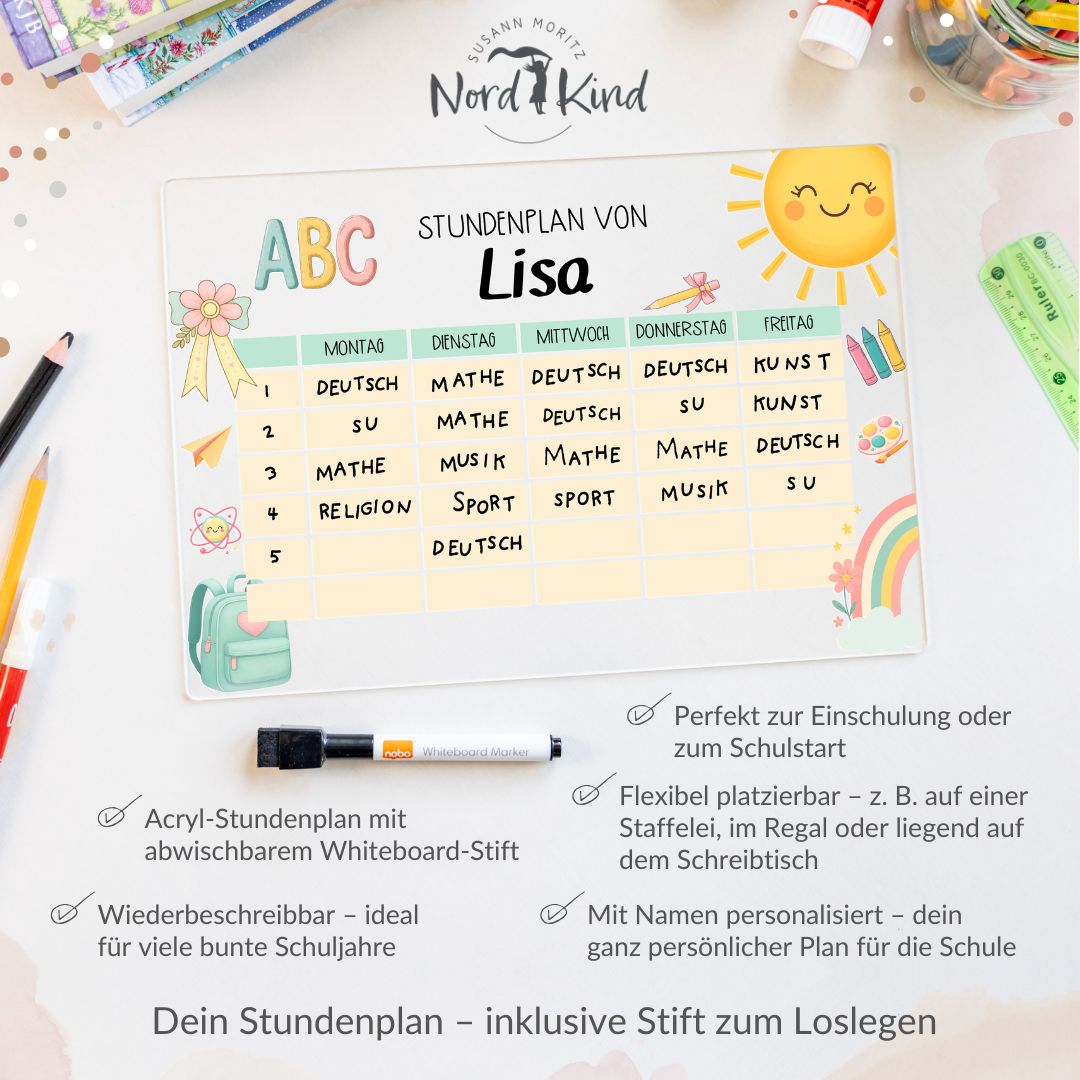 Acryl-Stundenplan mit Schulmotiv, beschriftet mit Stundenplan-Fächern, umgeben von buntem Schulzubehör auf dem Schreibtisch, plus grafische Text-Highlights zum Produkt
