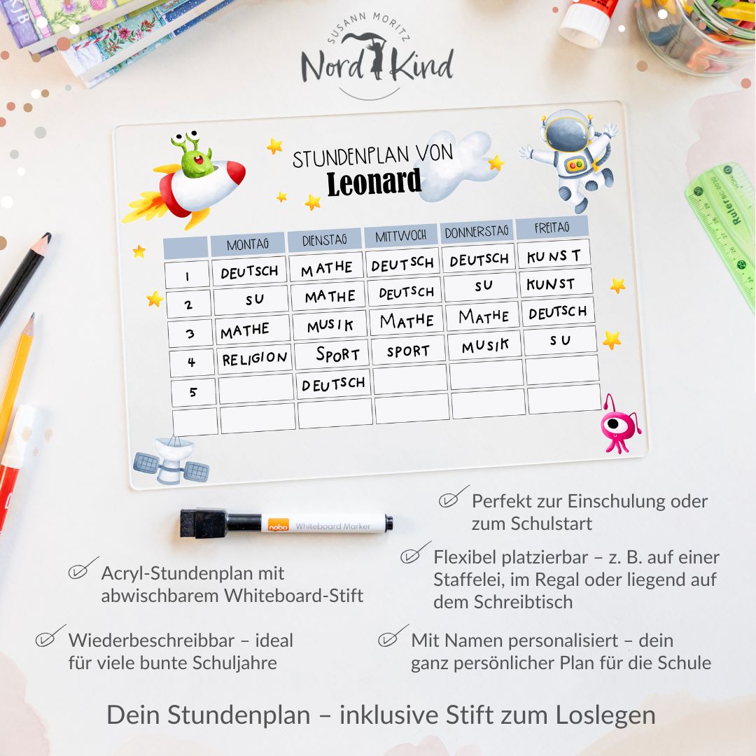 Wiederbeschreibbarer Acryl-Stundenplan mit Motiv Astronaut 1, Whiteboard-Stift und Schulfächern, dekorativ platziert mit Schulutensilien