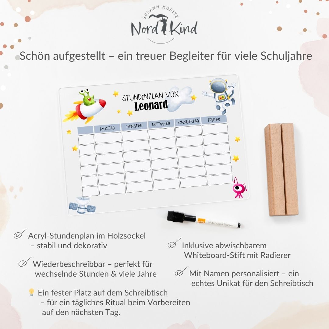 Personalisierter Acryl-Stundenplan mit Motiv Astronaut 1, Whiteboard-Stift und Holzsockel, dargestellt mit Vorteilen und Anwendungstipps