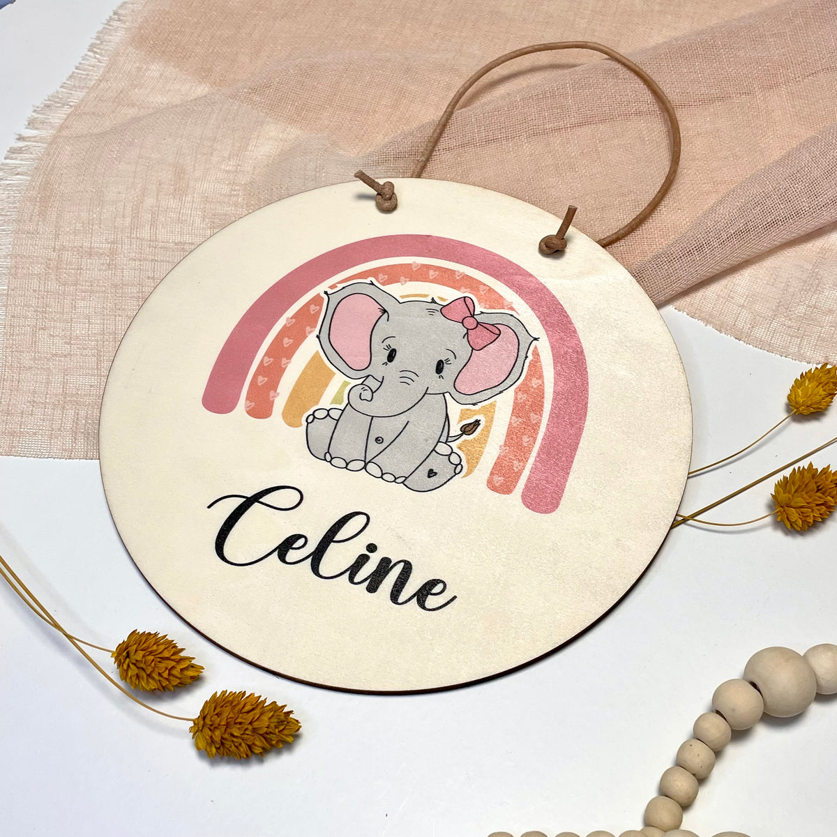 Detailaufnahme von Namensschild Kinderzimmer Elefant Regenbogen Mädchen personalisiert