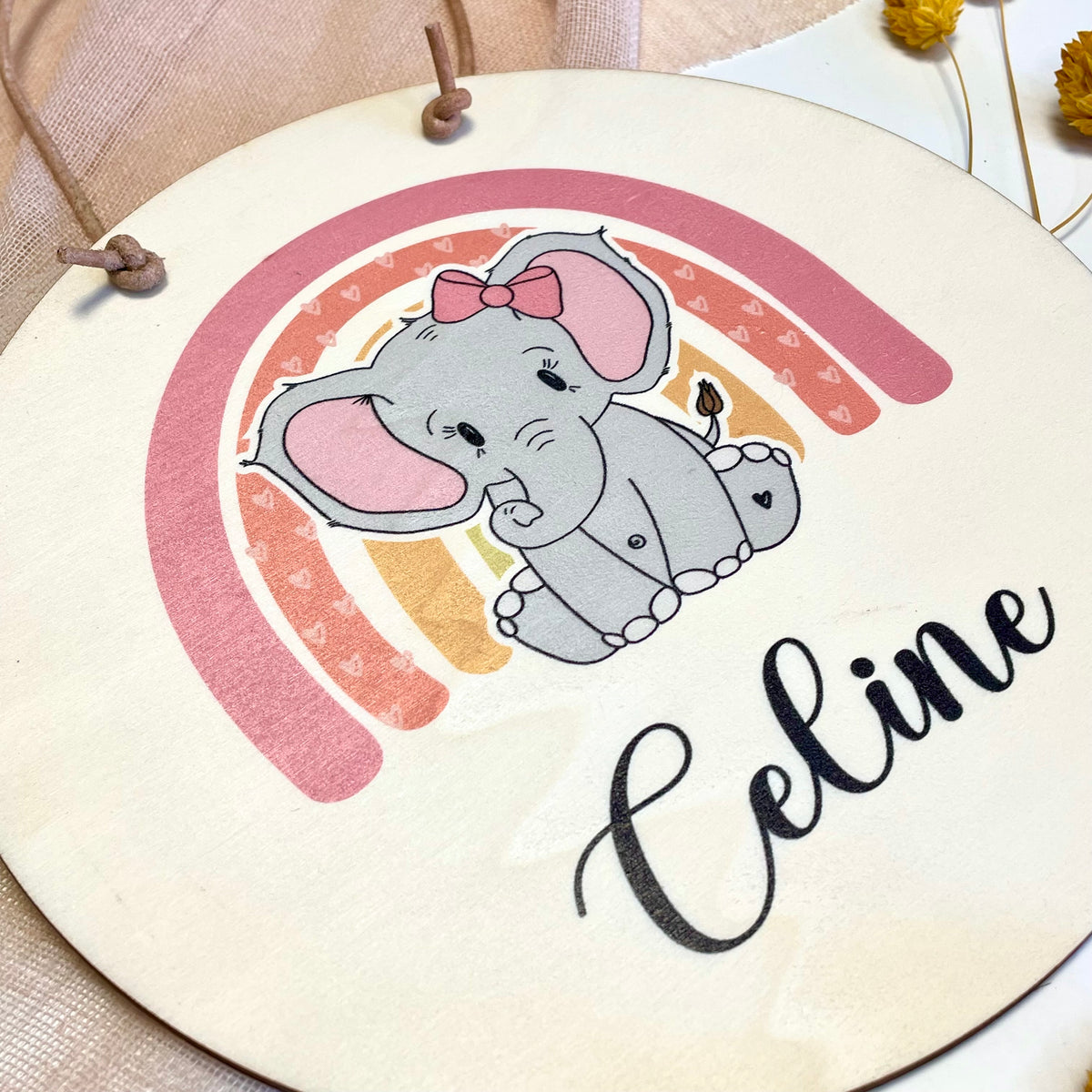Detailaufnahme von Namensschild Kinderzimmer Elefant Regenbogen Mädchen personalisiert