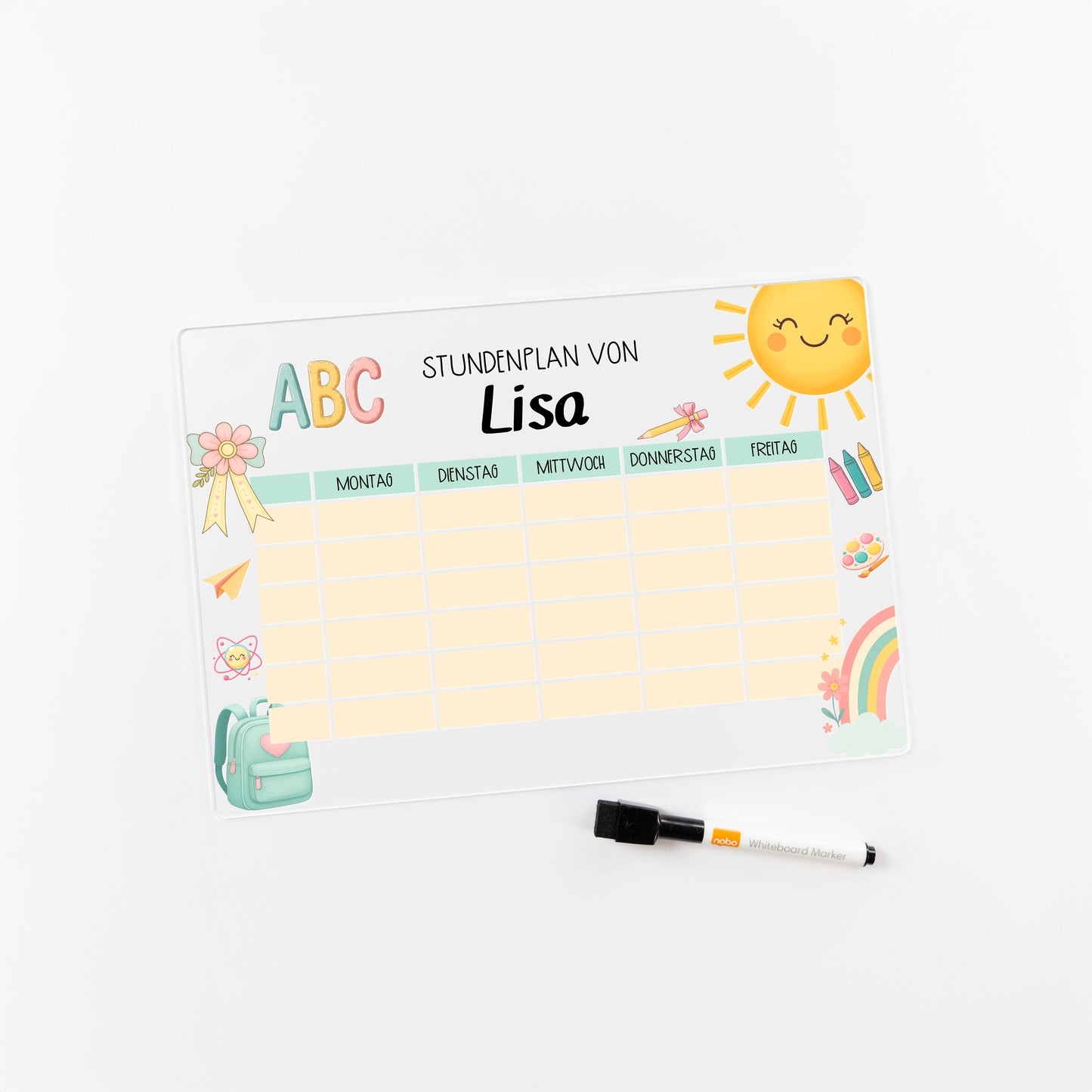 Freigestellter, unbeschrifteter Acryl-Stundenplan mit Schulmotiven, Whiteboard-Stift daneben, auf weißem Hintergrund fotografiert