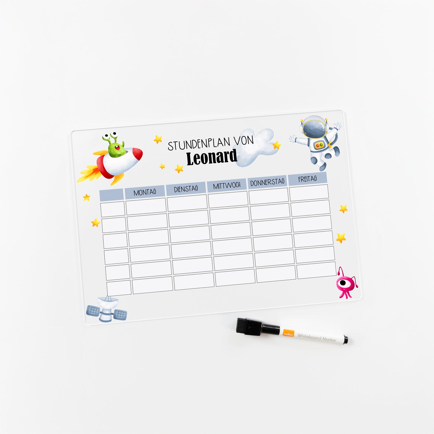 Stundenplan aus Acryl mit Motiv Astronaut 1, personalisiert mit Name, freigestellt auf weißem Hintergrund mit Whiteboard-Stift
