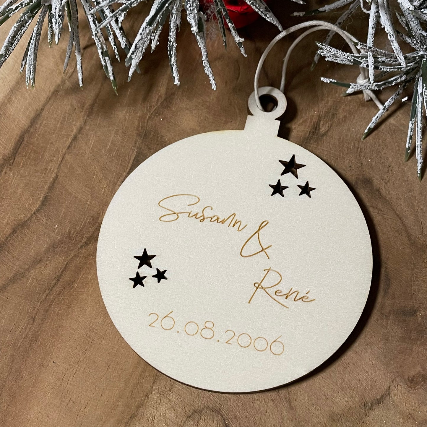 personalisierter Holz Anhänger | Vornamen und Datum | Weihnachtsbaumkugel | Christbaumanhänger | Geschenkanhänger
