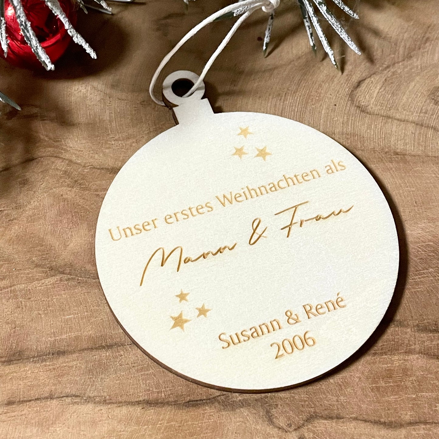 personalisierter Holz Anhänger | Mann & Frau mit Vornamen und Jahr | Weihnachtsbaumkugel | Christbaumanhänger | erstes Weihnachten