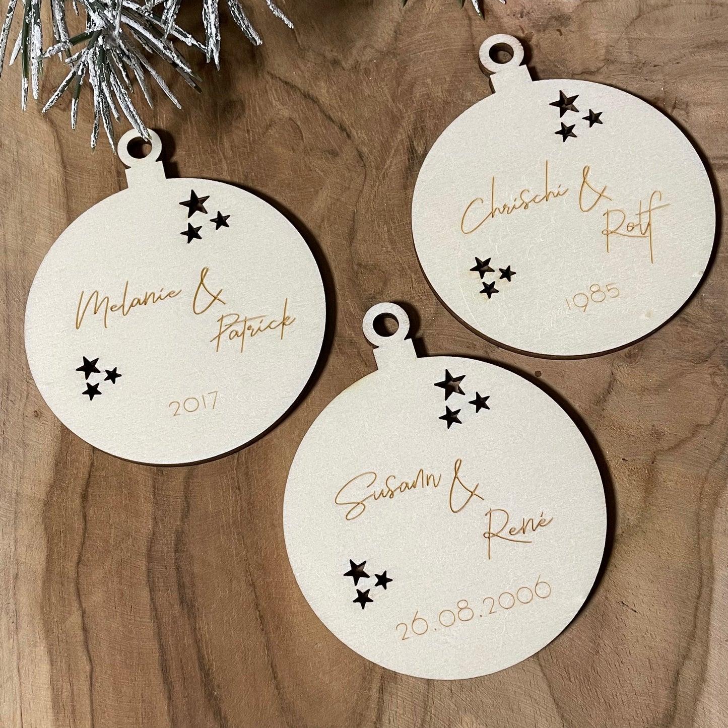 personalisierter Holz Anhänger | Vornamen und Datum | Weihnachtsbaumkugel | Christbaumanhänger | Geschenkanhänger