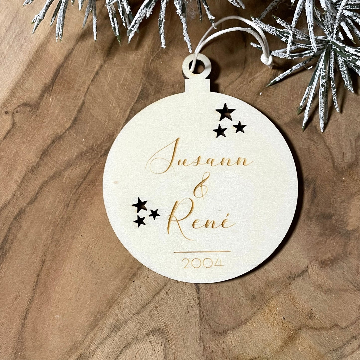 personalisierter Holz Anhänger | Vornamen und Datum | Weihnachtsbaumkugel | Christbaumanhänger | Geschenkanhänger