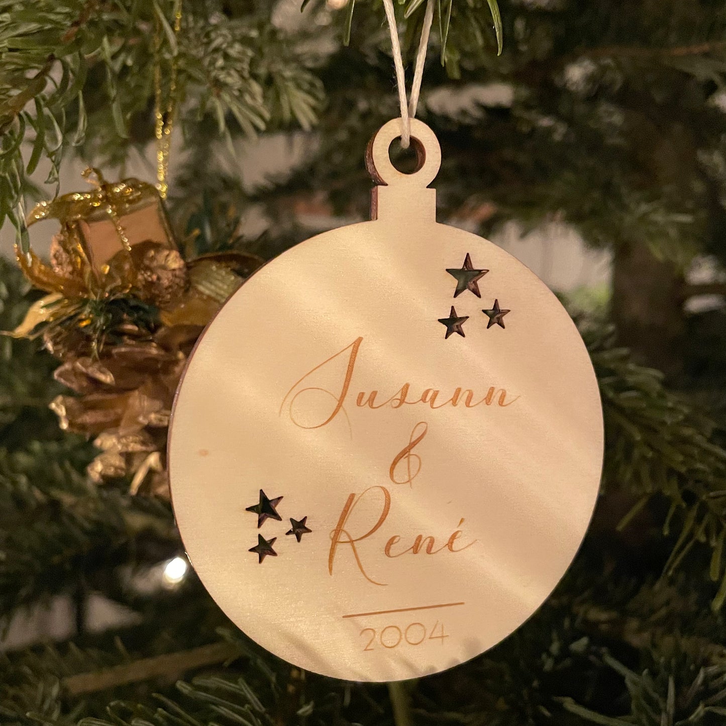 personalisierter Holz Anhänger | Vornamen und Datum | Weihnachtsbaumkugel | Christbaumanhänger | Geschenkanhänger