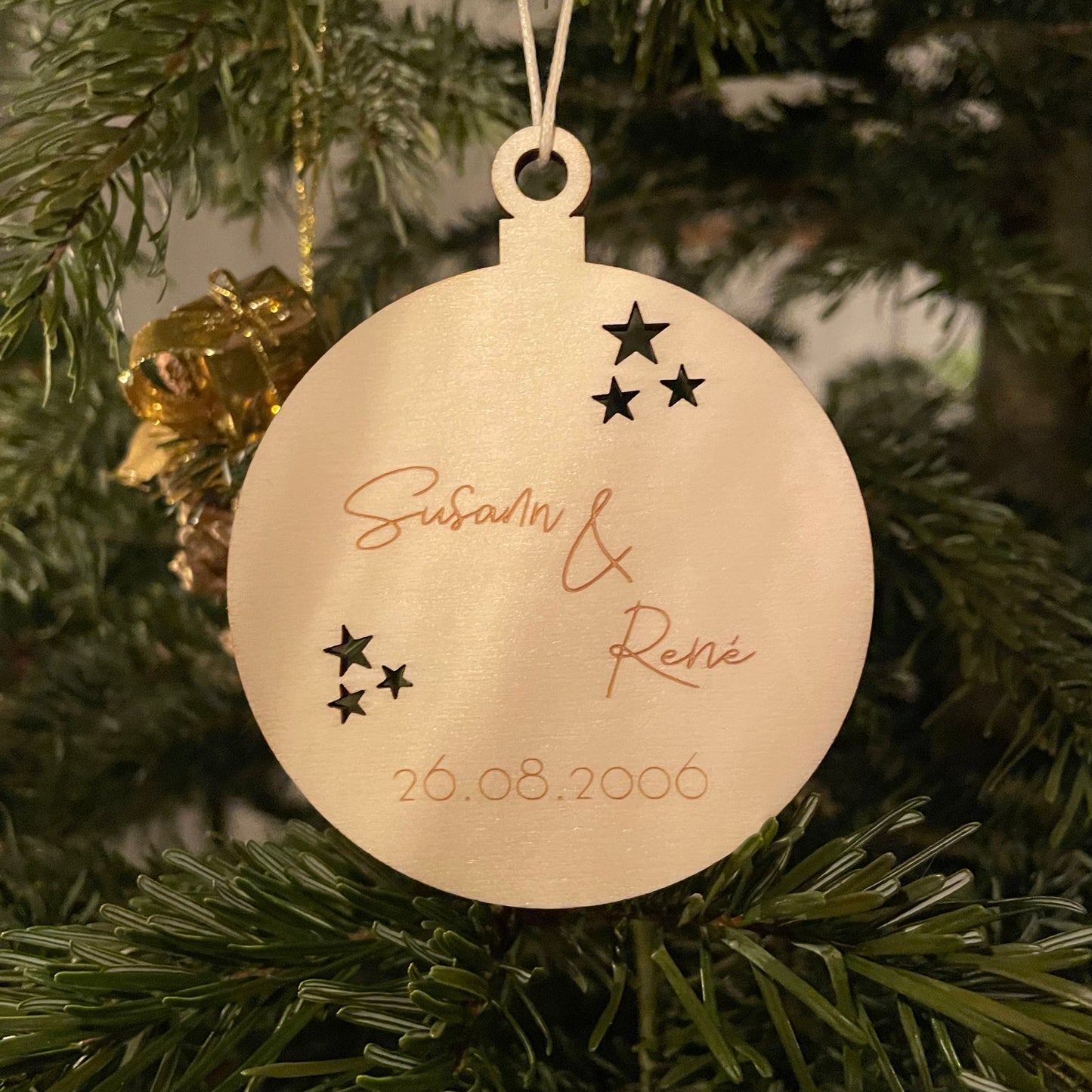 personalisierter Holz Anhänger | Vornamen und Datum | Weihnachtsbaumkugel | Christbaumanhänger | Geschenkanhänger