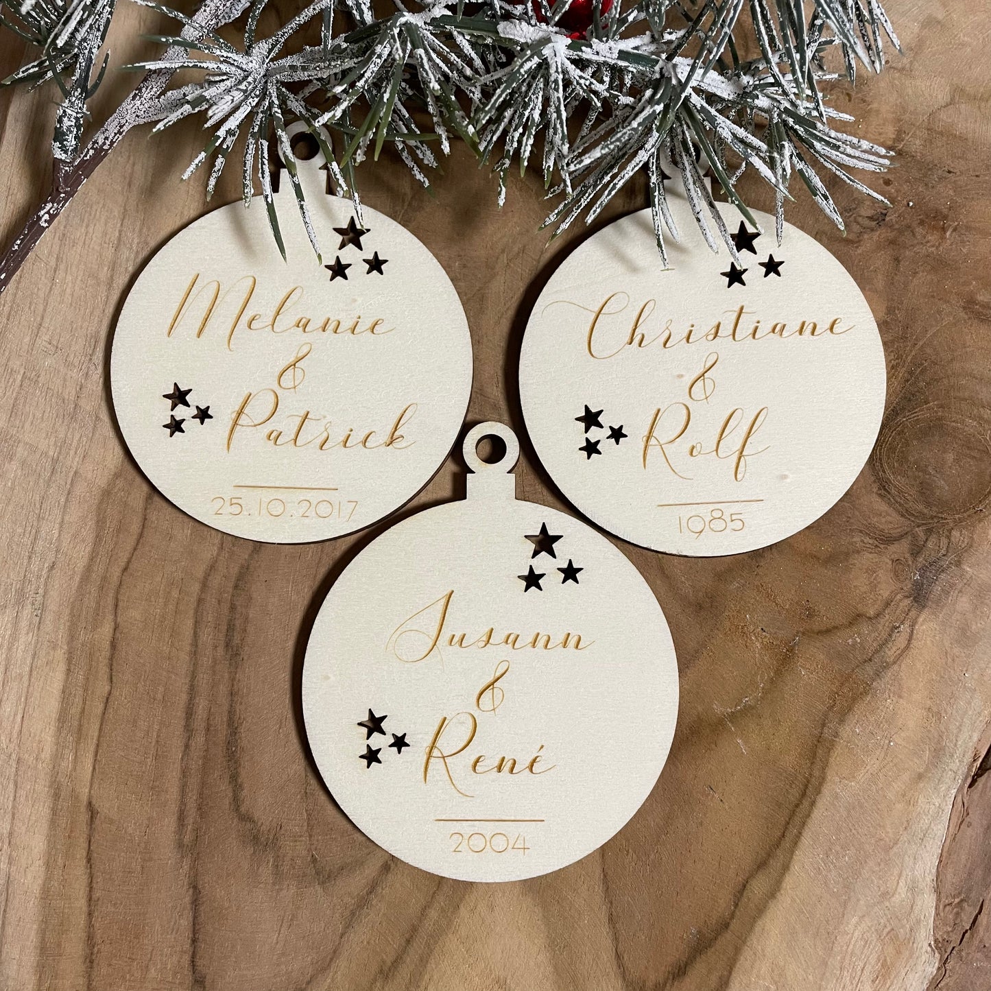 personalisierter Holz Anhänger | Vornamen und Datum | Weihnachtsbaumkugel | Christbaumanhänger | Geschenkanhänger
