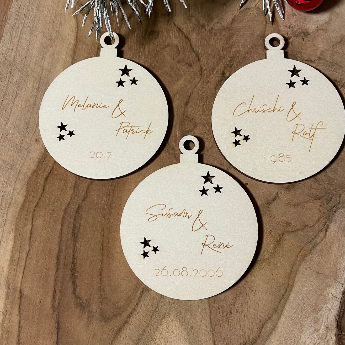 personalisierter Holz Anhänger | Vornamen und Datum | Weihnachtsbaumkugel | Christbaumanhänger | Geschenkanhänger