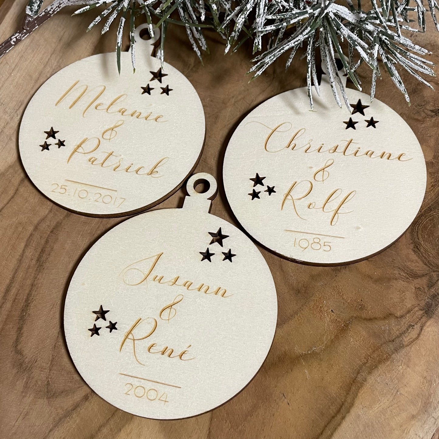 personalisierter Holz Anhänger | Vornamen und Datum | Weihnachtsbaumkugel | Christbaumanhänger | Geschenkanhänger