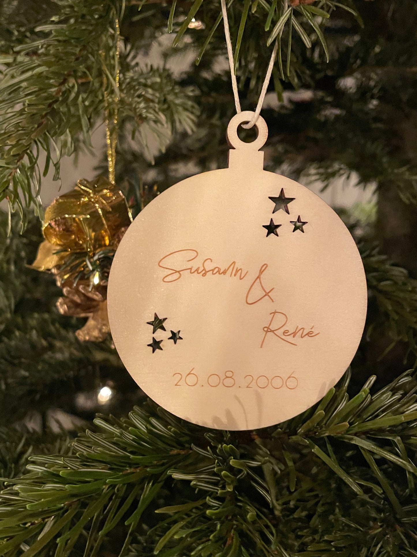personalisierter Holz Anhänger | Vornamen und Datum | Weihnachtsbaumkugel | Christbaumanhänger | Geschenkanhänger