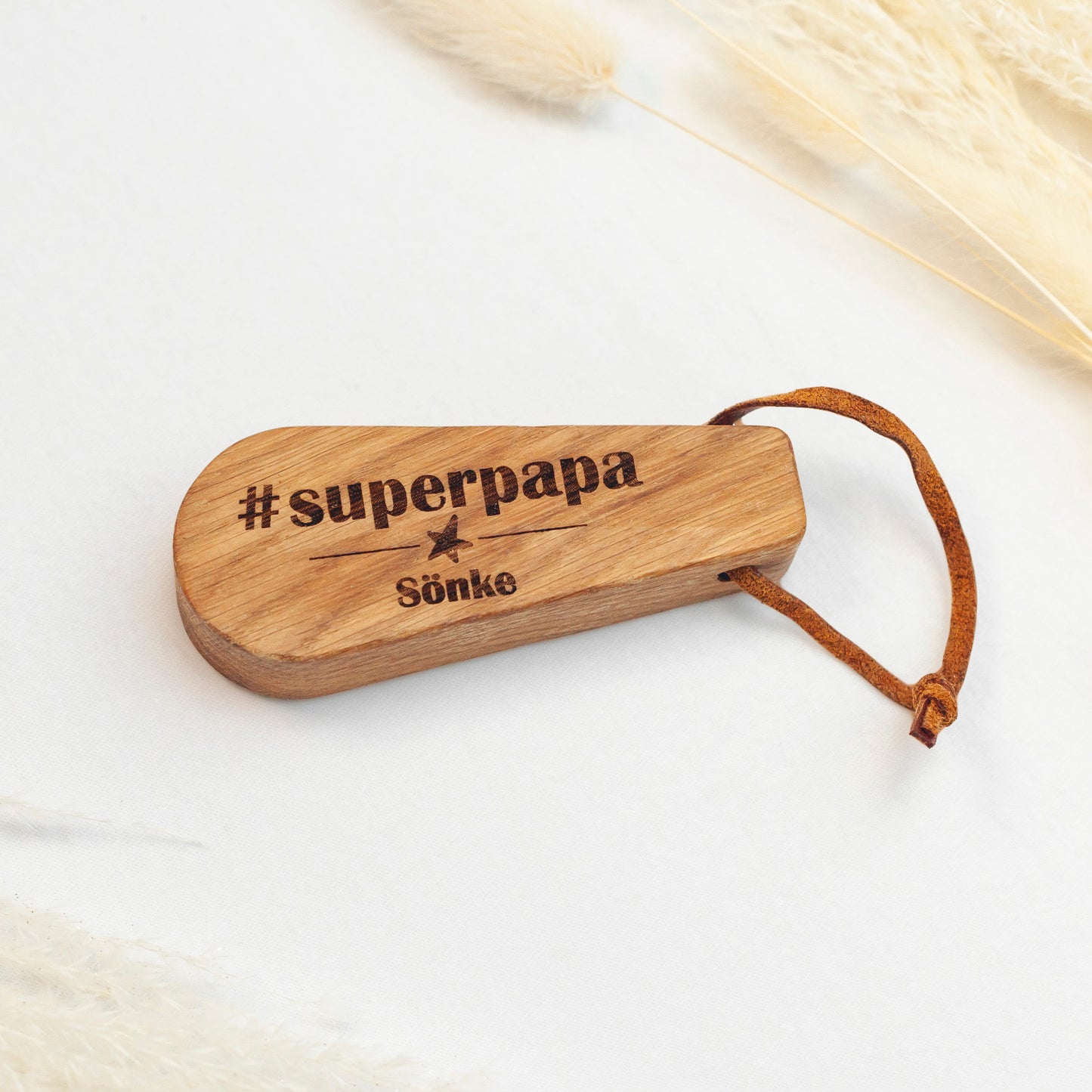 Flaschenöffner #superpapa + Name aus Eichenholz mit Lederband