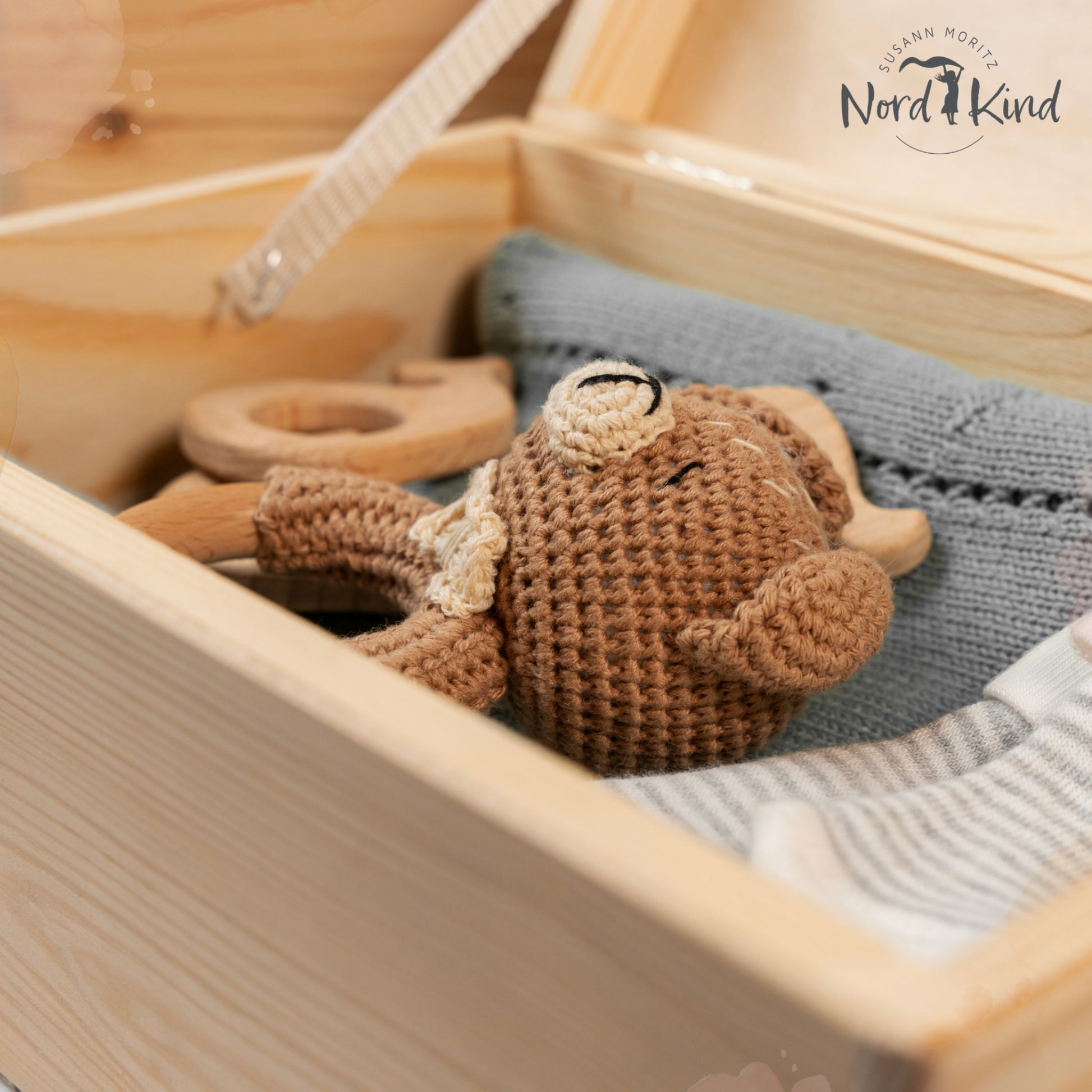 Personalisierte Erinnerungsbox Baby aus Holz gefüllt mit Erinnerungsstücken