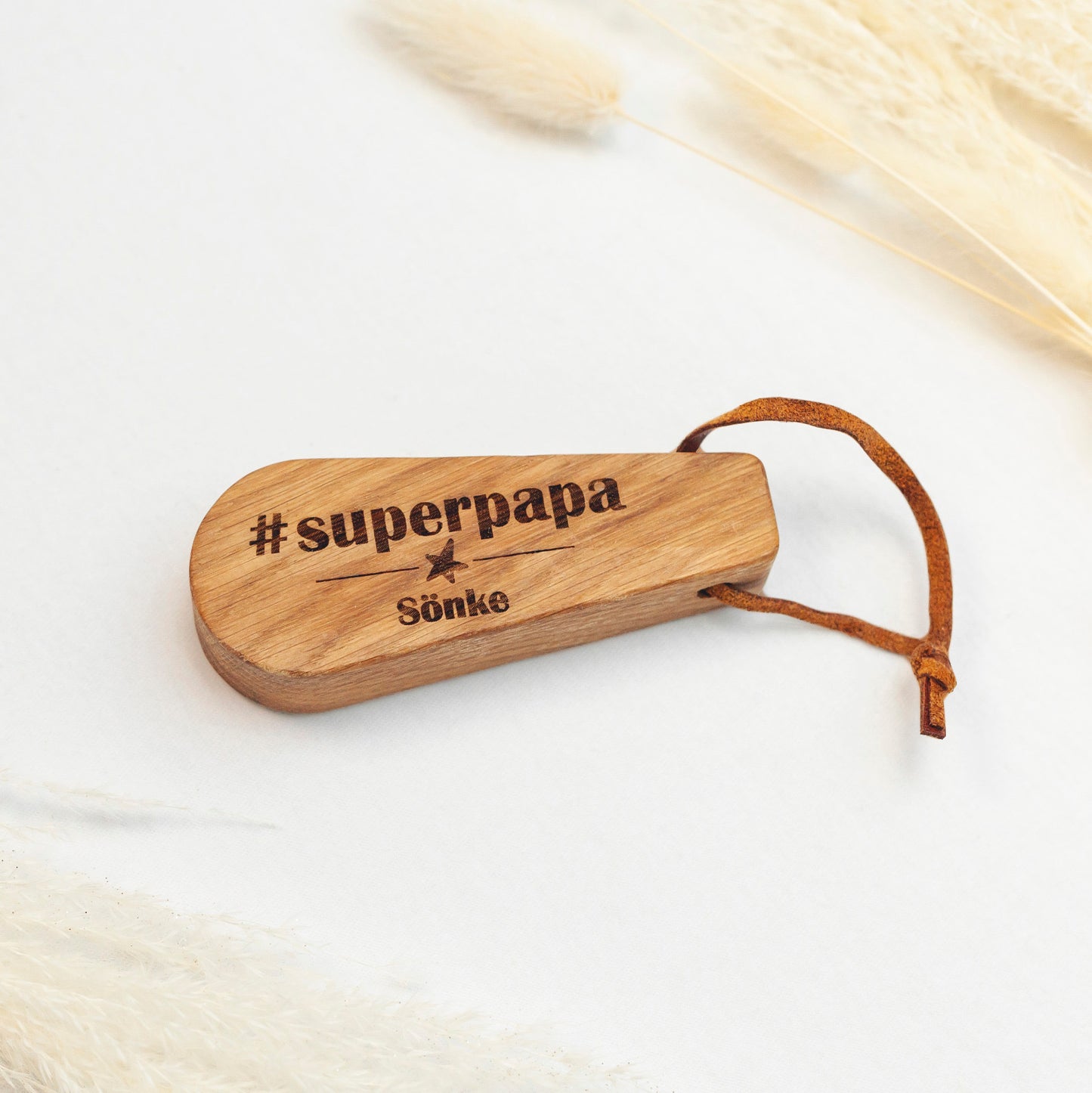 Flaschenöffner #superpapa + Name aus Eichenholz mit Lederband