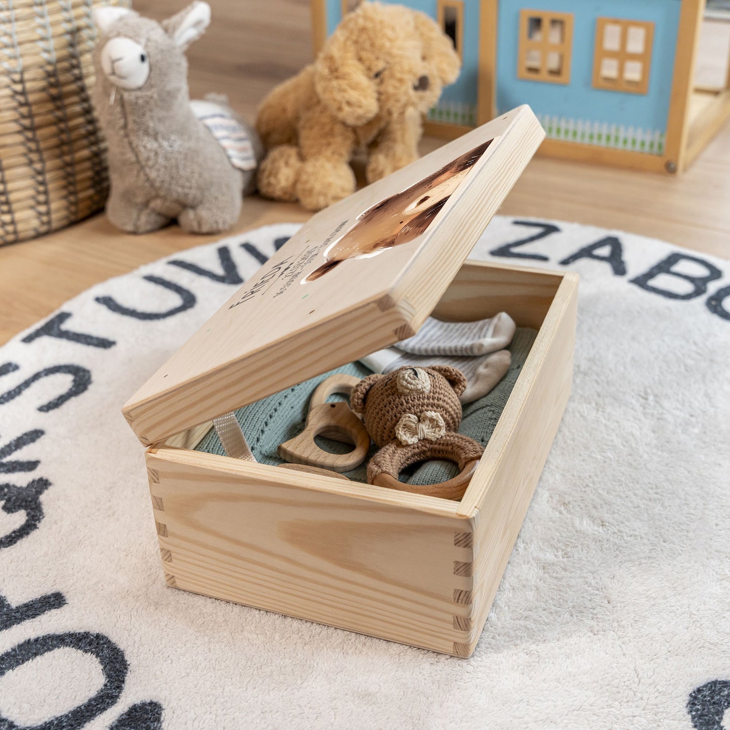 Personalisierte Erinnerungsbox Baby aus Holz mit Bärenmotiv im Kinderzimmer