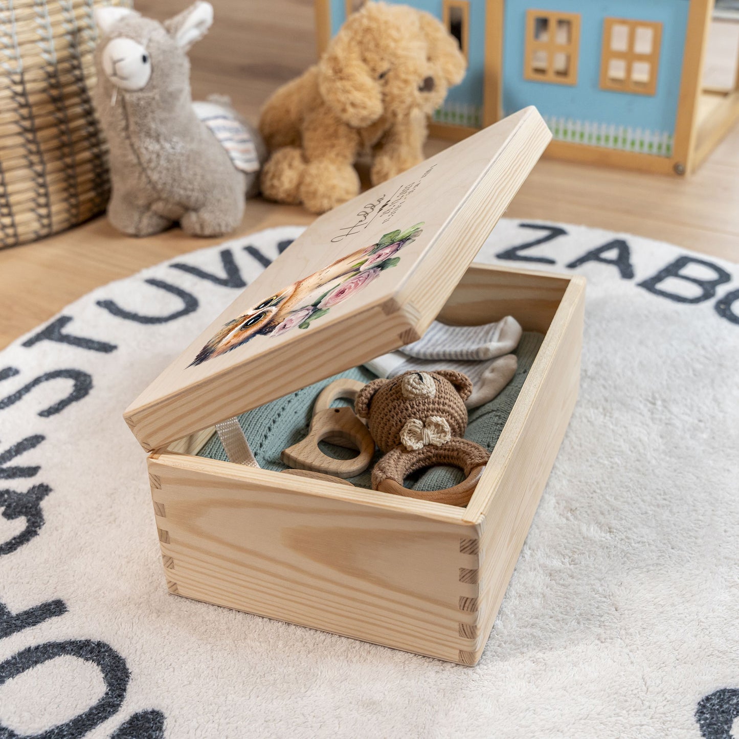 Personalisierte Erinnerungsbox Baby aus Holz mit Eulenmotiv im Kinderzimmer