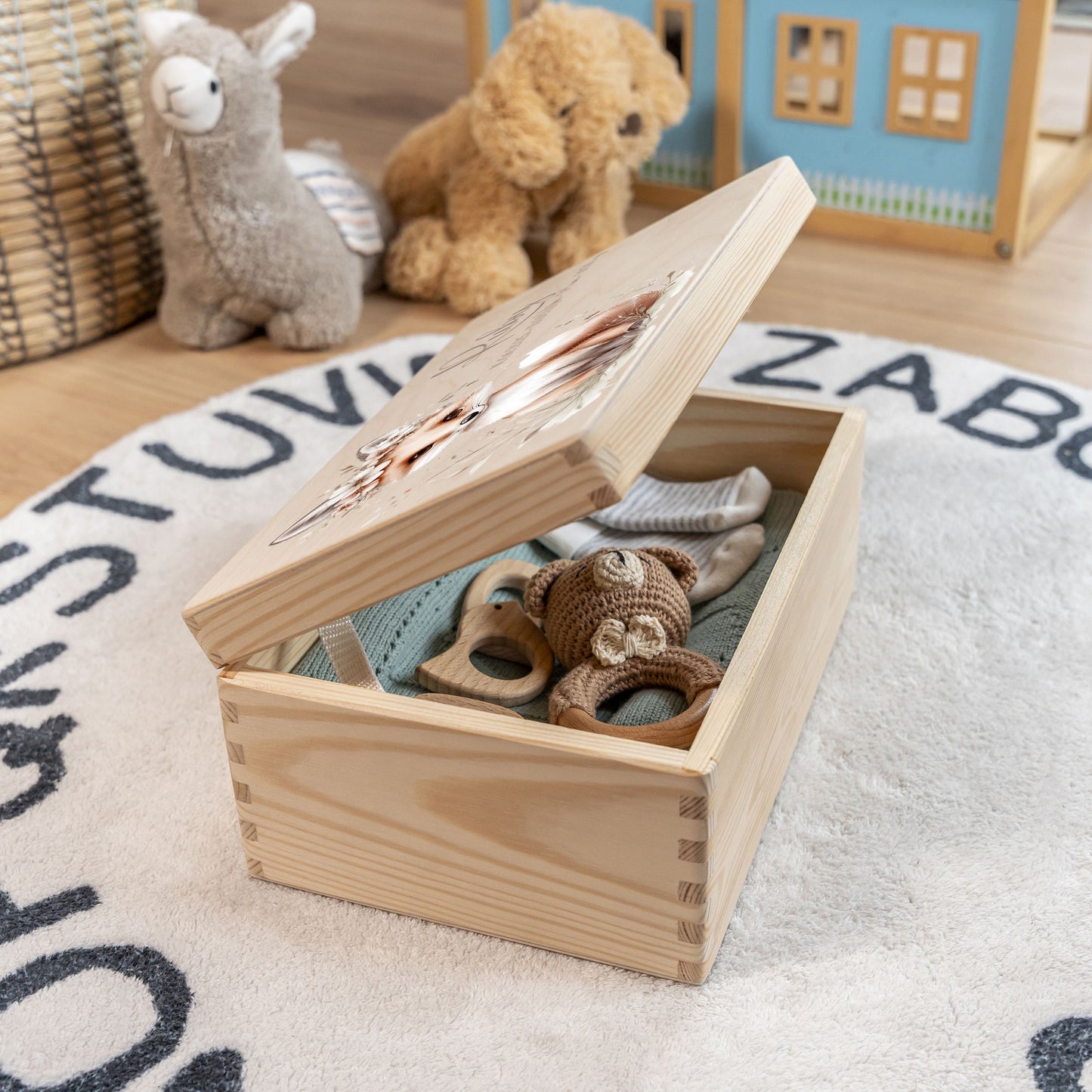 Personalisierte Erinnerungsbox Baby aus Holz mit Fuchsmotiv im Kinderzimmer