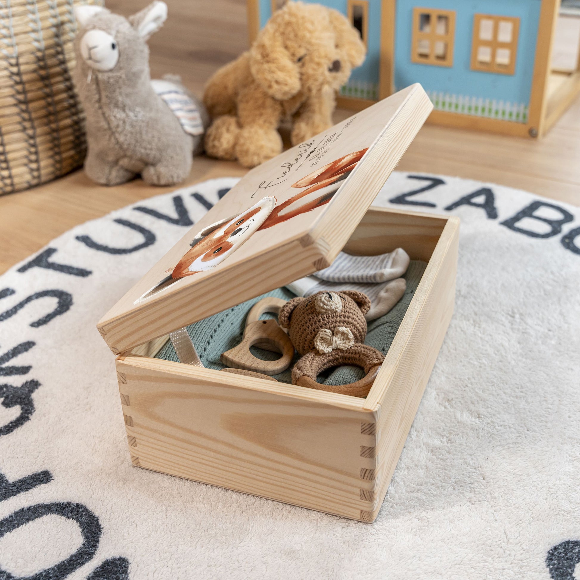 Personalisierte Erinnerungsbox Baby aus Holz mit Fuchsmotiv im Kinderzimmer