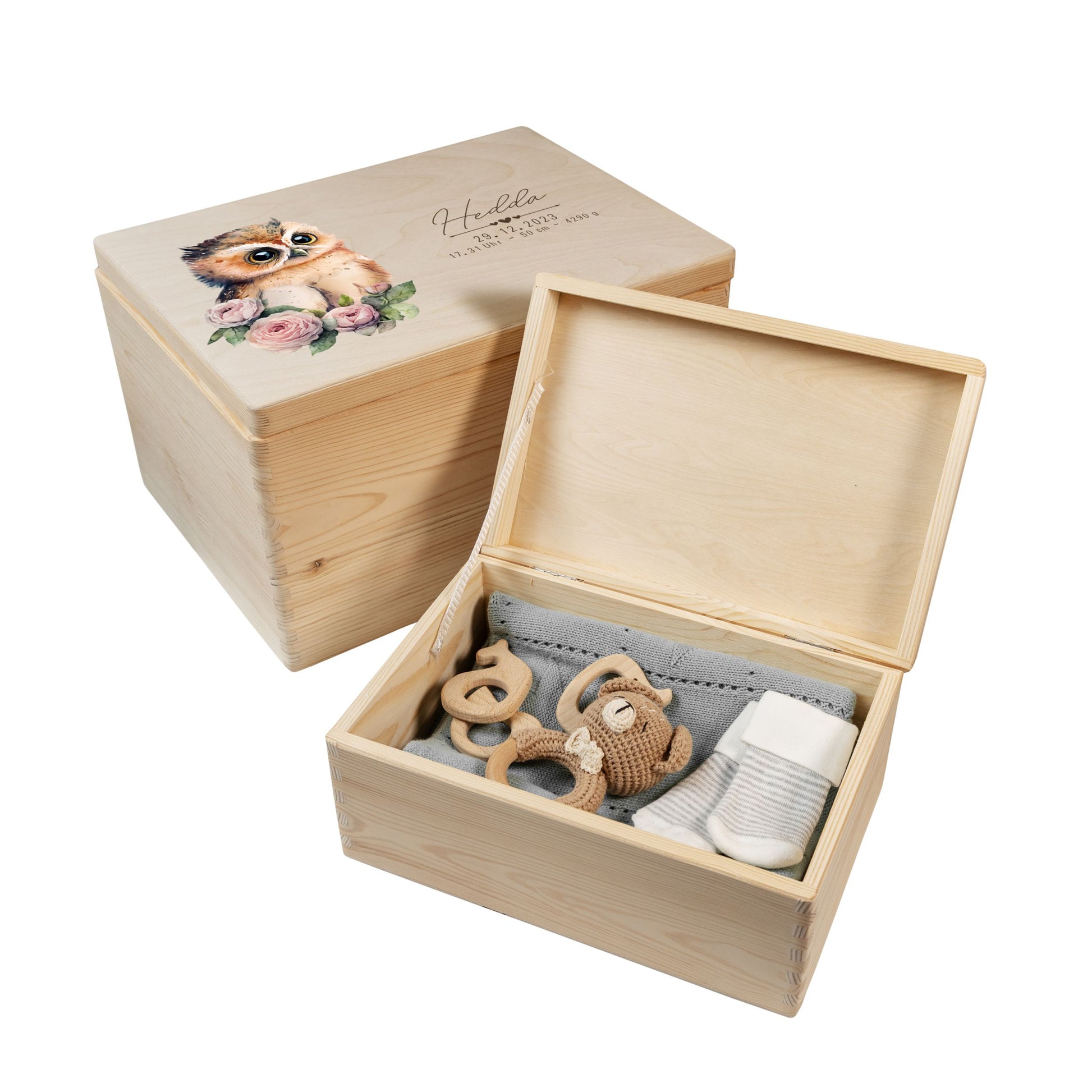 Zwei personalisierte Erinnerungsboxen aus Holz geöffnet mit Waldtiermotiv Eule
