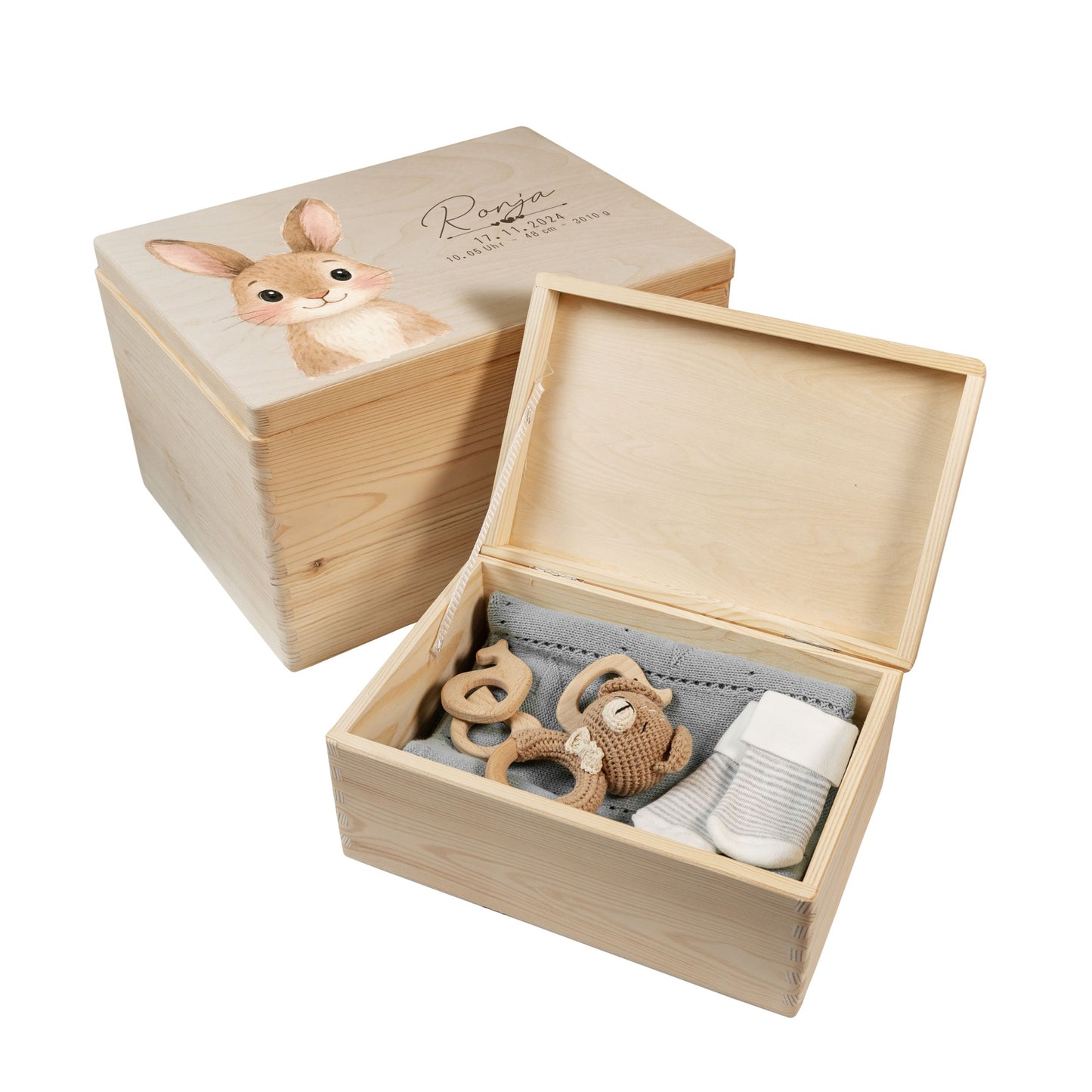 Zwei personalisierte Erinnerungsboxen aus Holz geöffnet mit Waldtiermotiv Hase