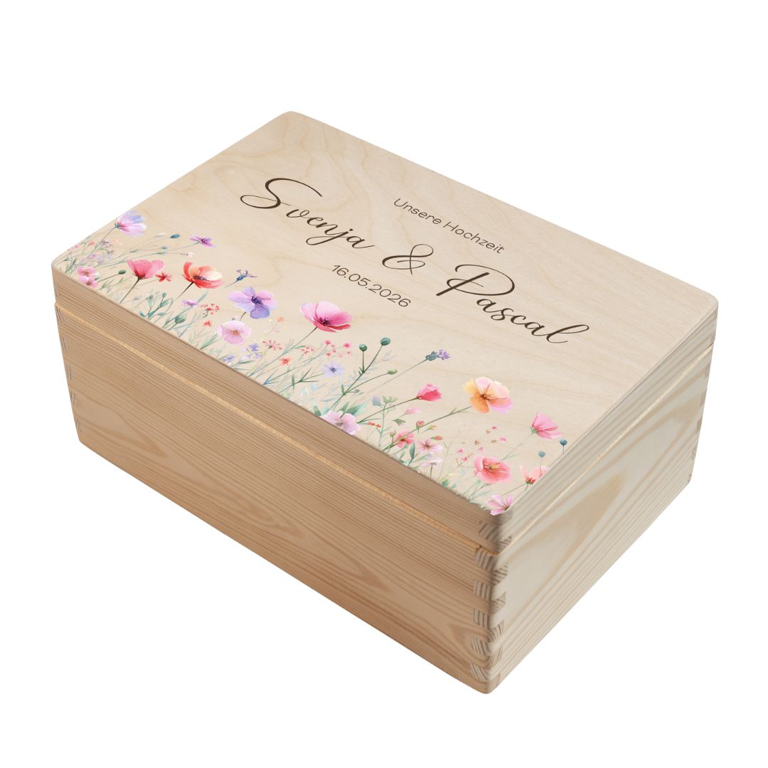 Personalisierte Erinnerungsbox Hochzeit aus Holz mit Blumenwiese, Namen und Hochzeitsdatum