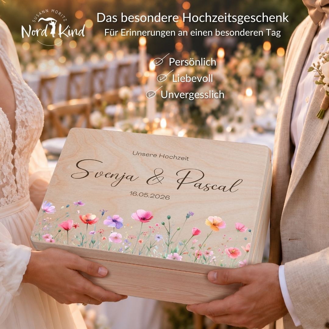 Personalisiertes Hochzeitsgeschenk aus Holz mit Blumenwiesen-Motiv für das Brautpaar