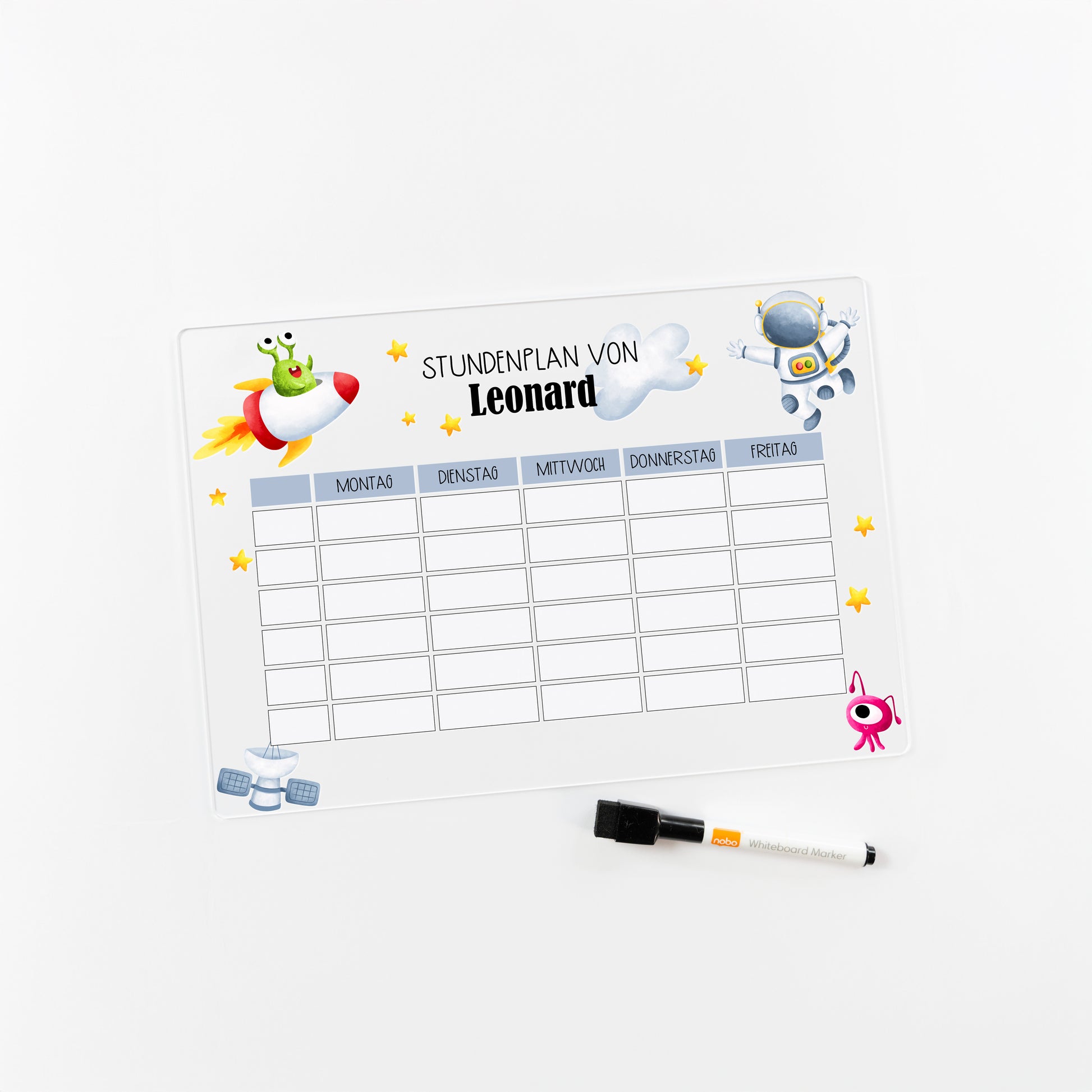 Stundenplan aus Acryl mit Motiv Astronaut 1, personalisiert mit Name, freigestellt auf weißem Hintergrund mit Whiteboard-Stift