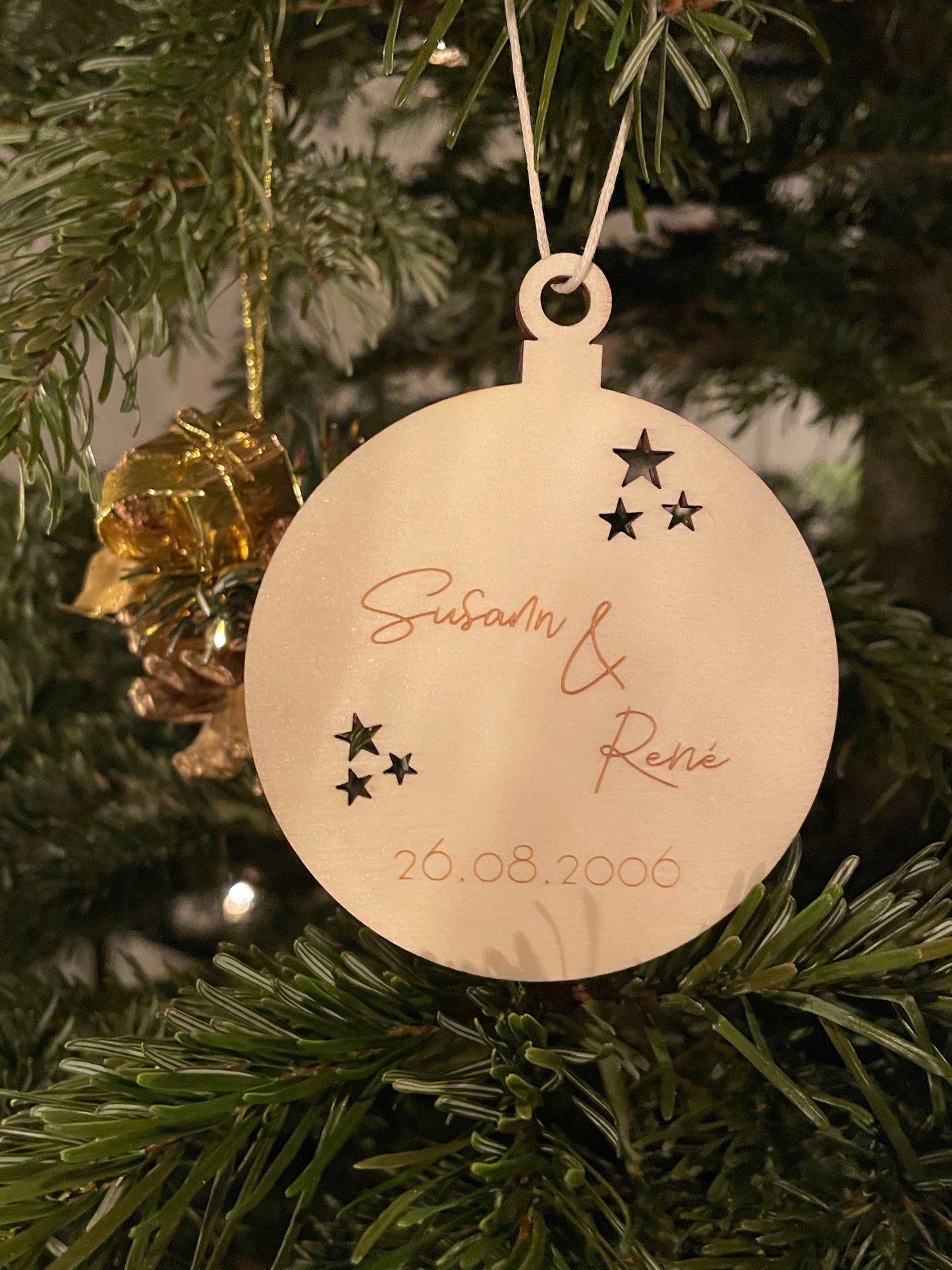 personalisierter Holz Anhänger | Vornamen und Datum | Weihnachtsbaumkugel | Christbaumanhänger  | Geschenkanhänger